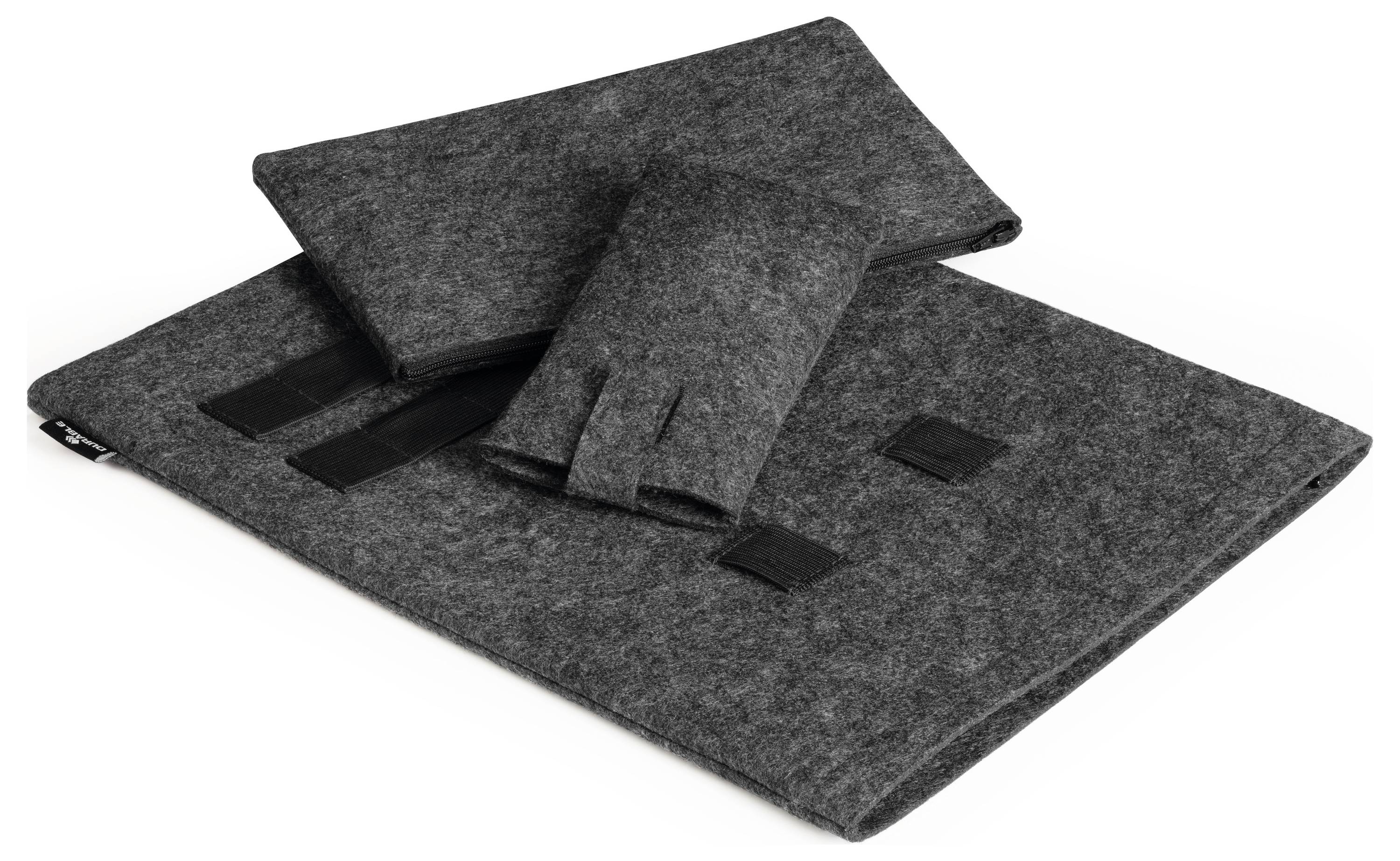 Grijze vilttas­sen in verschillende formaten, op elkaar gestapeld. Ze hebben zwarte details en zouden kunnen worden gebruikt voor laptops of tablets.