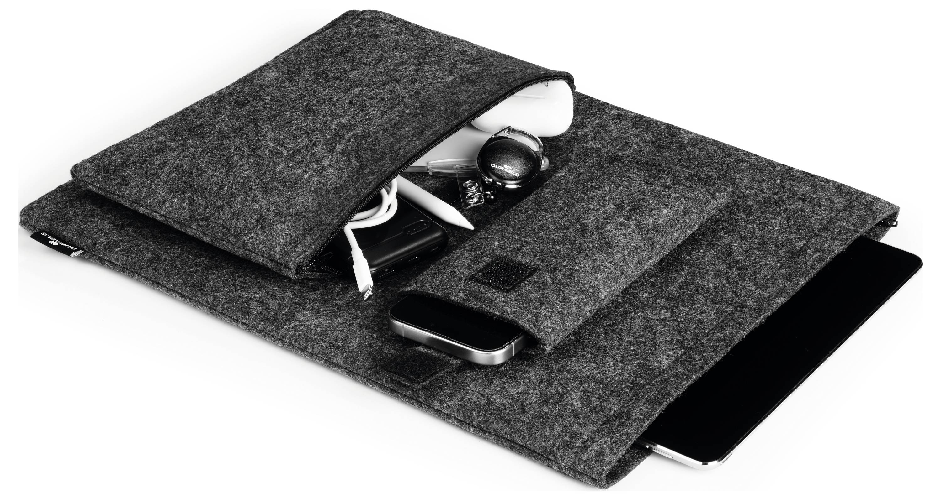 Grijze vilten tas met meerdere vakken, gevuld met elektronische apparaten en toebehoren zoals kabels, smartphone en oplader.