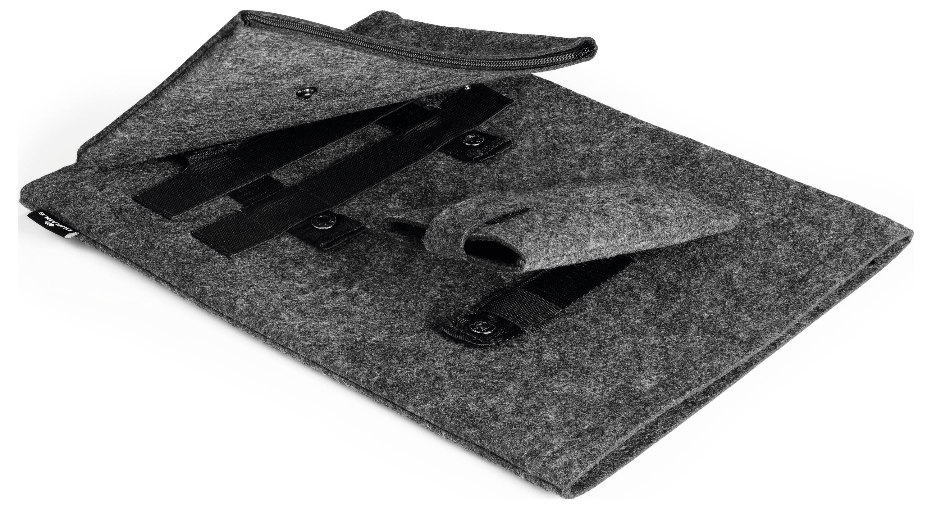 Grijze vilten hoes met sluitingen, licht geopend, toont vakken voor laptops of tablets.