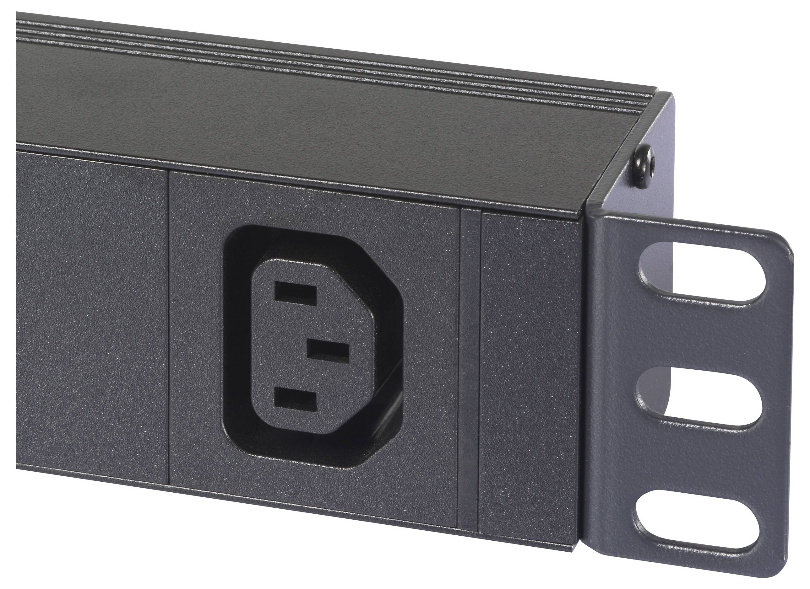 Zwarte PDU met een C19-aansluiting, gemonteerd op een metalen steun; geschikt voor serverkasten.