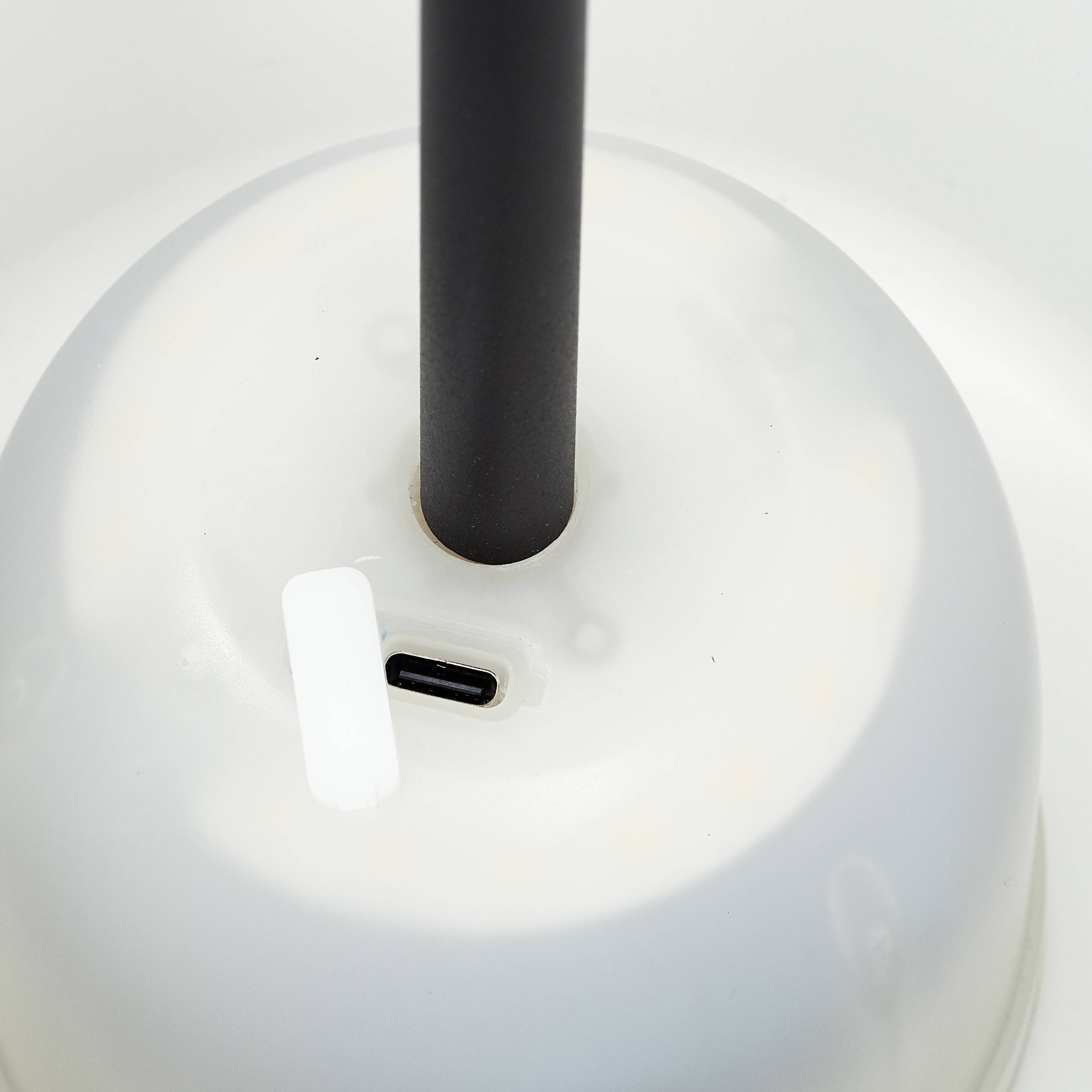 'USB-C-aansluiting in een witte ronde basis met een zwarte stanghouder.'