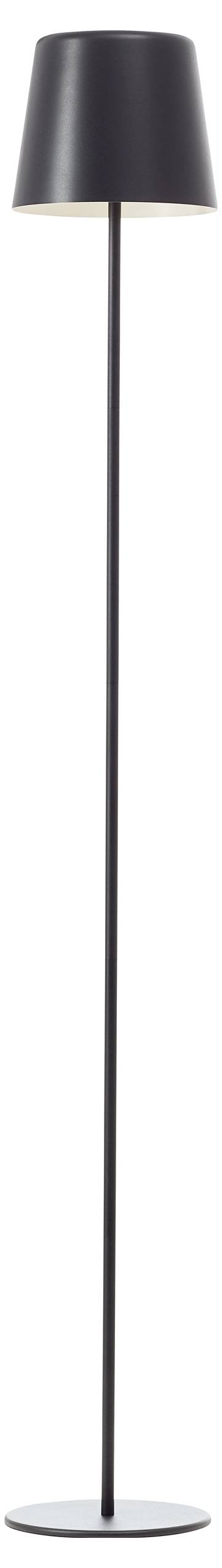 Een slanke, zwarte staande lamp met een eenvoudig, modern design. Hij heeft een ronde lampenkap en een rechte, hoge voet.