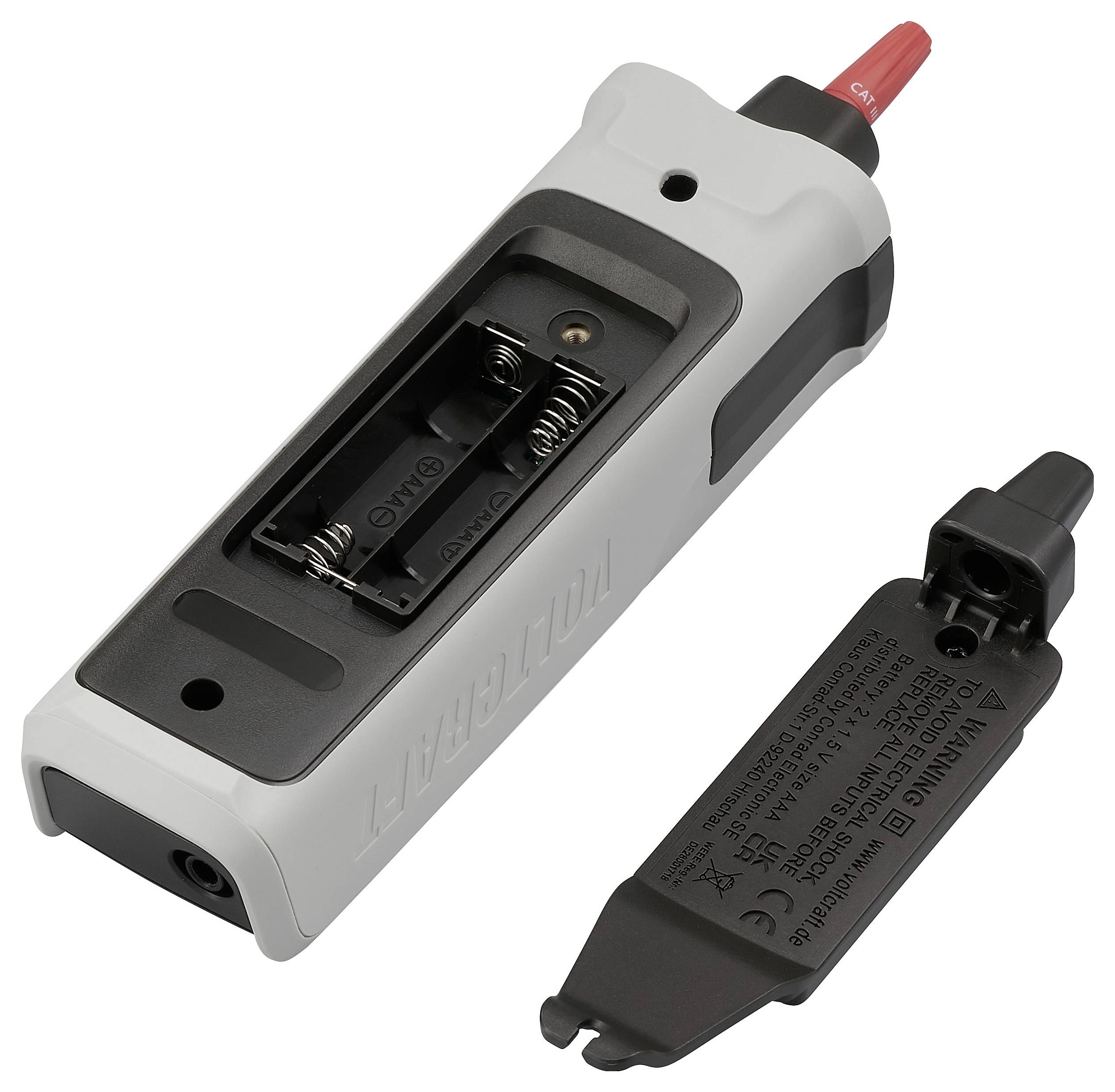 Een gedemonteerd elektronisch apparaat dat het batterijcompartiment en de behuizing toont met technische specificaties erop geschreven.