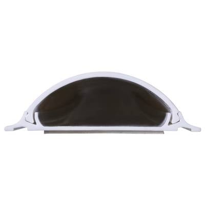 Doorsnede van een bolvormig object met een witte rand en een donkere binnenkant, vergelijkbaar met een koepel of huls.