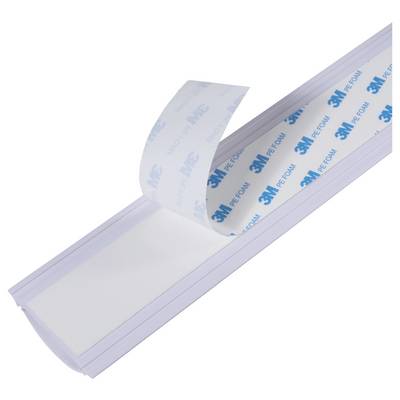 Een witte kabelgoot met een gedeeltelijk verwijderde plakfolie waarop het 3M-logo zichtbaar is. De goot wordt gebruikt voor kabelorganisatie.