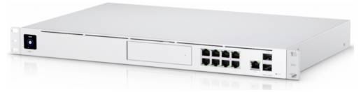 Een witte netwerk switch met meerdere Ethernet-poorten en een aan/uit-knop, ontworpen voor montage in een serverrek.