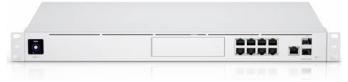 Een witte netwerkswitch met meerdere Ethernet-poorten op het frontpaneel, ontworpen voor montage in serveromgevingen.