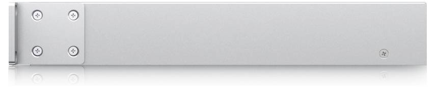 Een zilveren, rechthoekig metalen paneel met schroeven, waarschijnlijk een onderdeel van een rack-gemonteerde server of elektronisch apparaat.