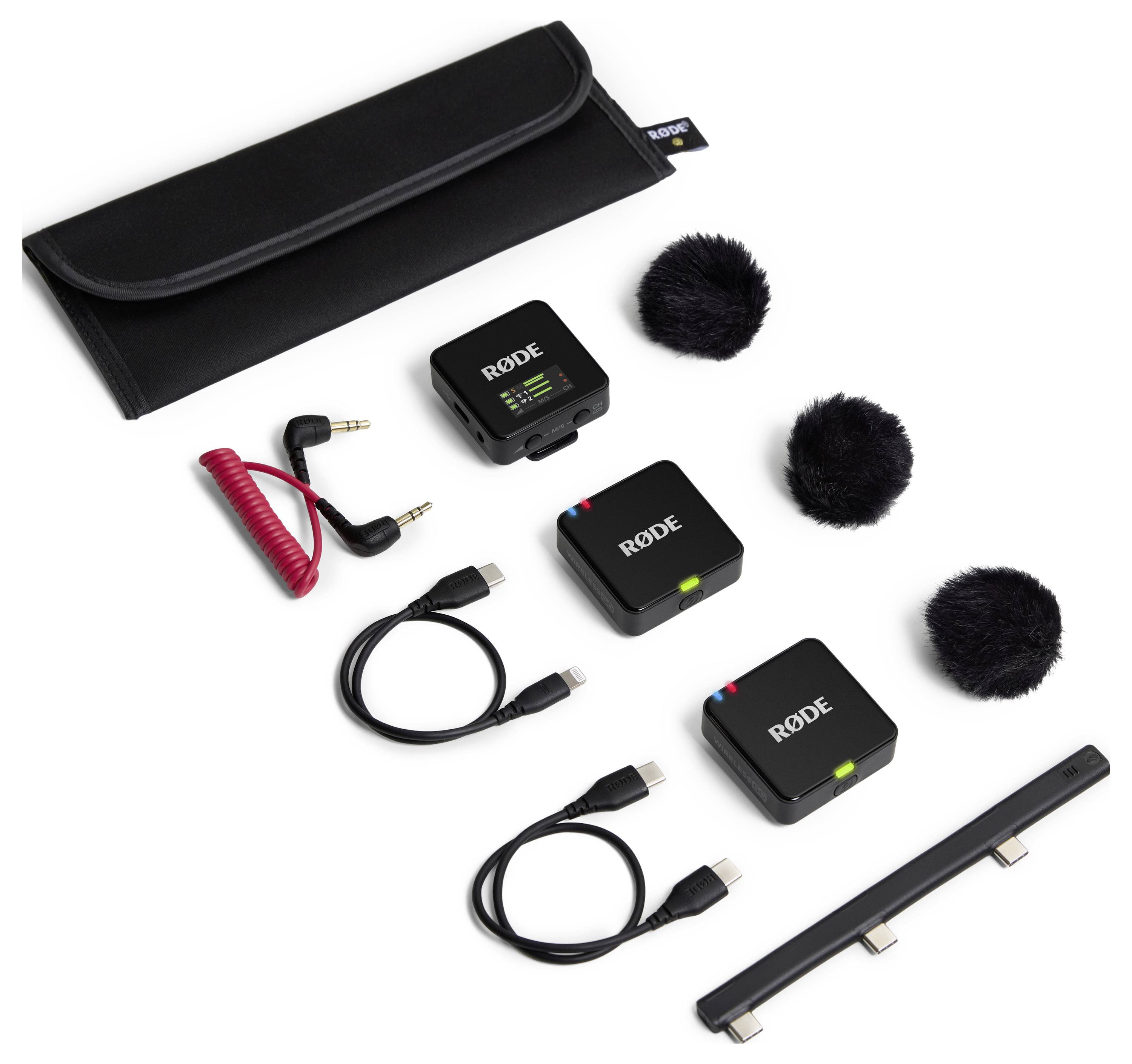 'RØDE Wireless GO II'-microfoonset met twee zenders, één ontvanger, windkappen, kabels en draagtas. Ideaal voor draadloze audioopnames.