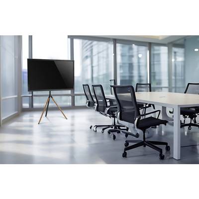 Een moderne, lege vergaderzaal met een tafel, meerdere bureaustoelen en een groot scherm op een standaard.