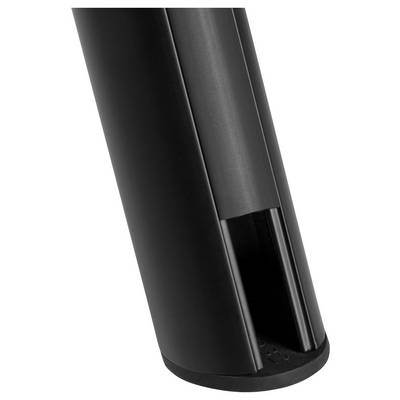 Een zwart, cilindrisch object met een smalle, verticale sleuf.