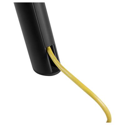 Zwart pijp met geel kabel die uitsteekt. Toont kabelbeheer of energieoverdracht.