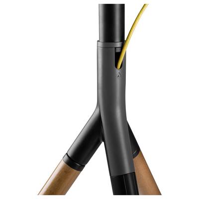 Fietsframe van carbon en hout met gele kabels; modern design, toont verbinding tussen voorvork en bovenste buisbuis.