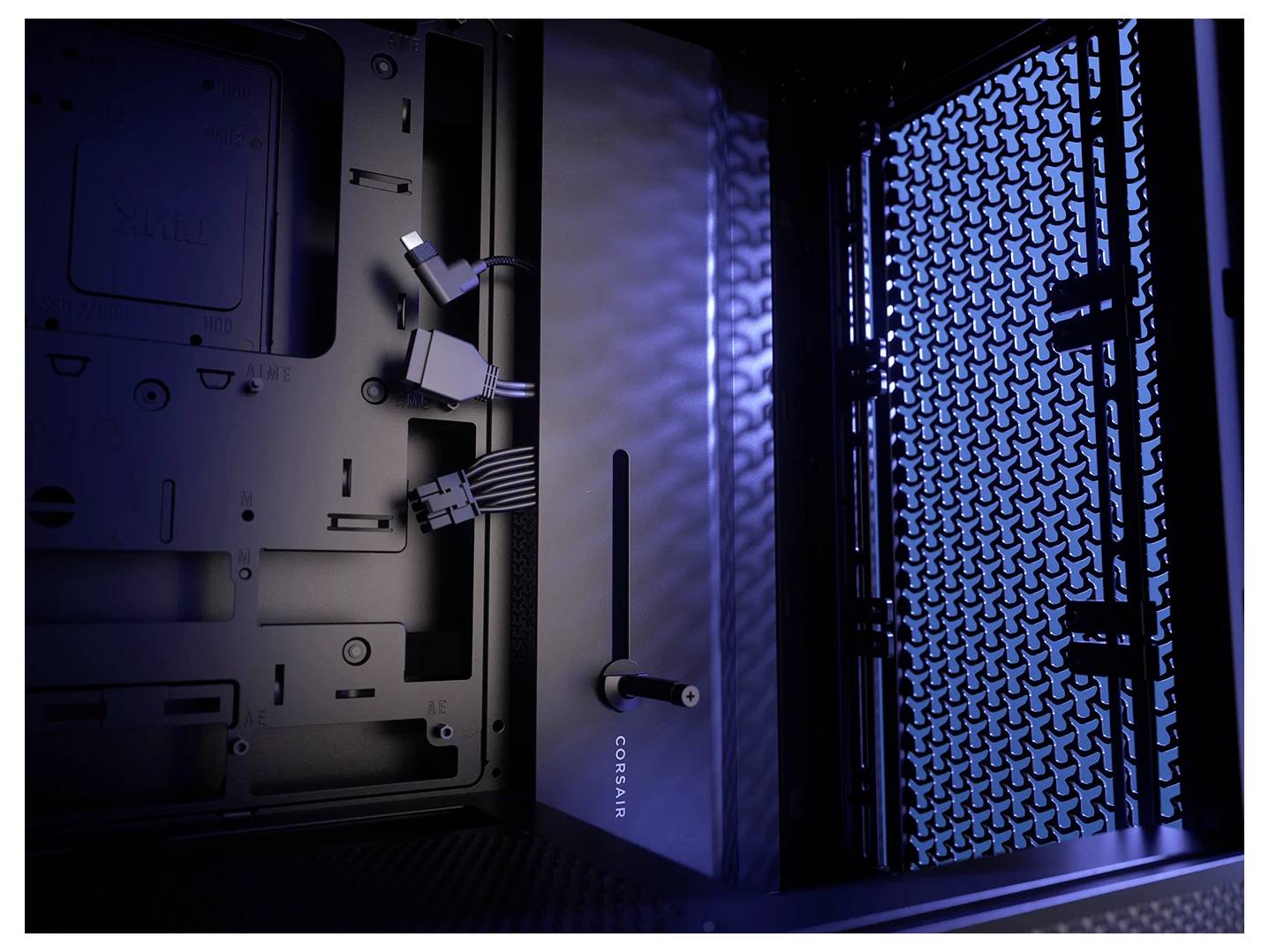 Binnenaanzicht van een computerbehuizing met meerdere kabels en een verlichtingseffect aan de rechterkant. Links een montageplaatje.