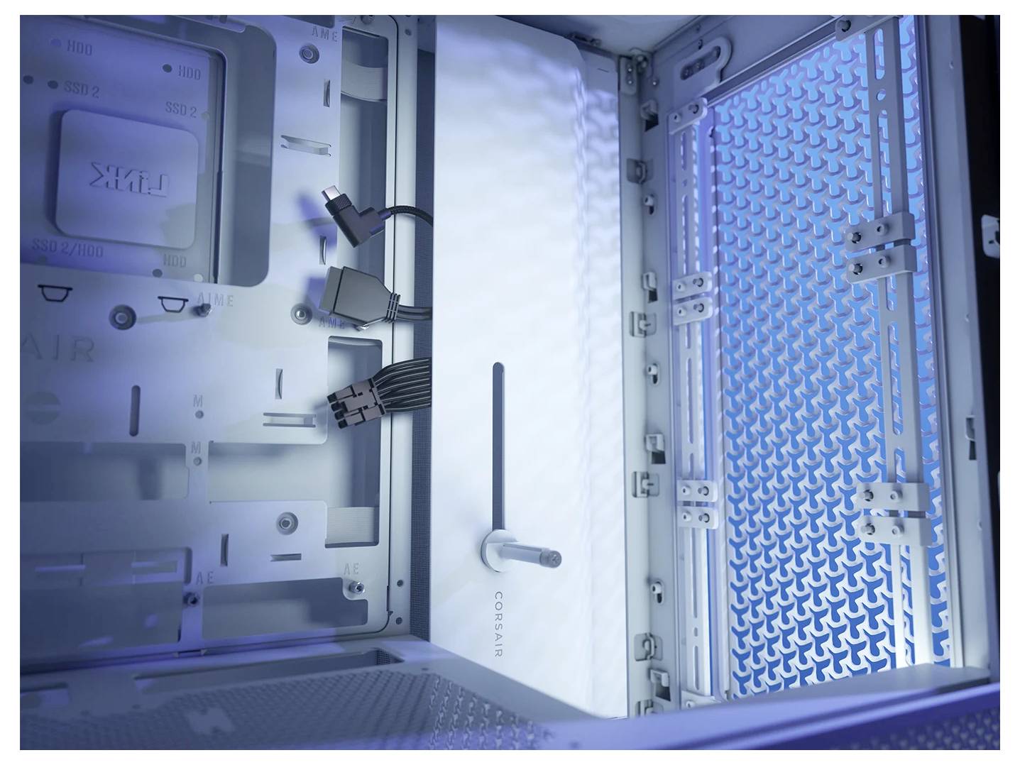 Binnenaanzicht van een computerkast met blauwe verlichting zonder geïnstalleerde componenten, toont kabels en ventilatierooster.