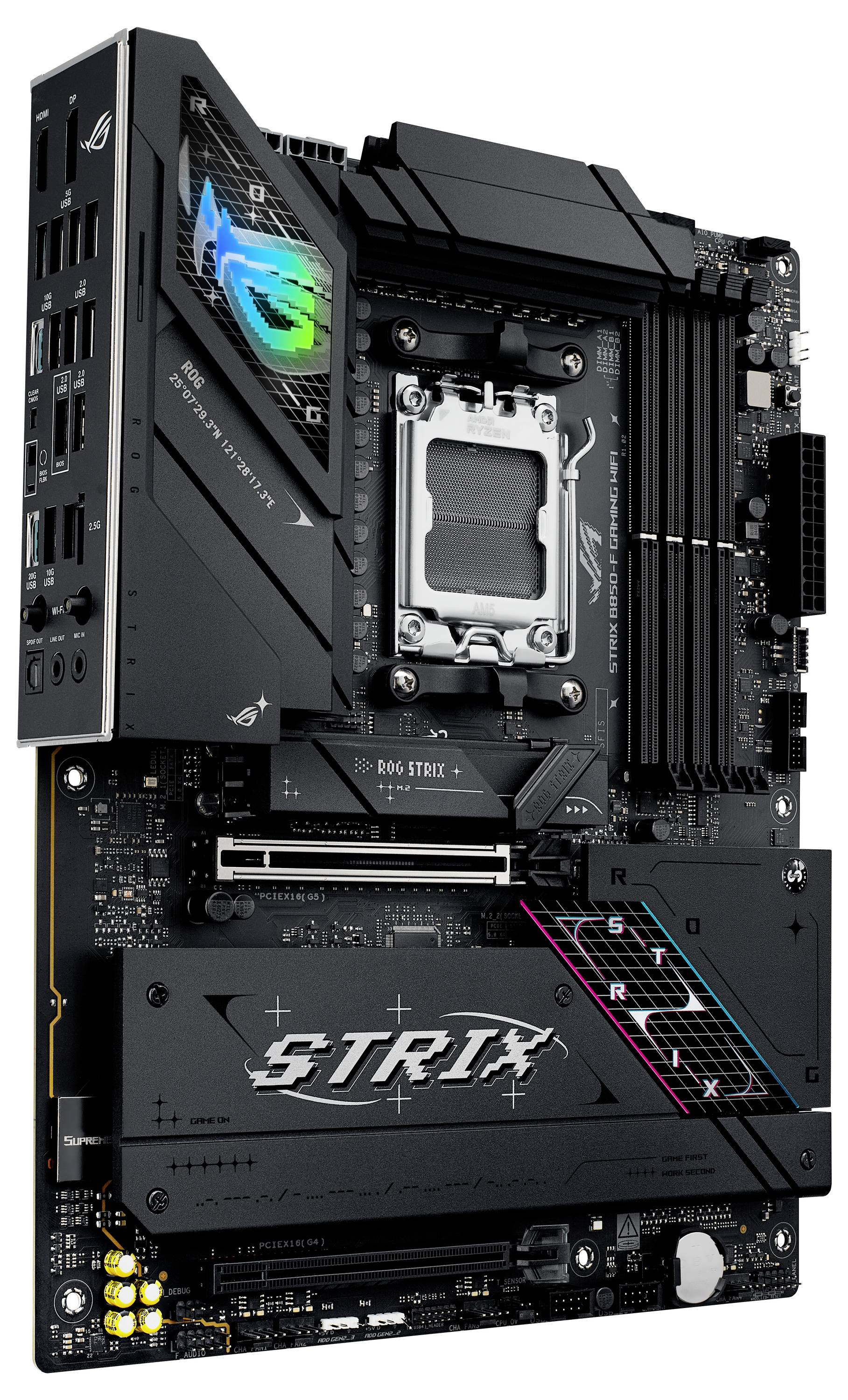 Een moederbord met meerdere RAM-sleuven, PCIe-slots en heatsinks. 'ROG STRIX'-logo zichtbaar.