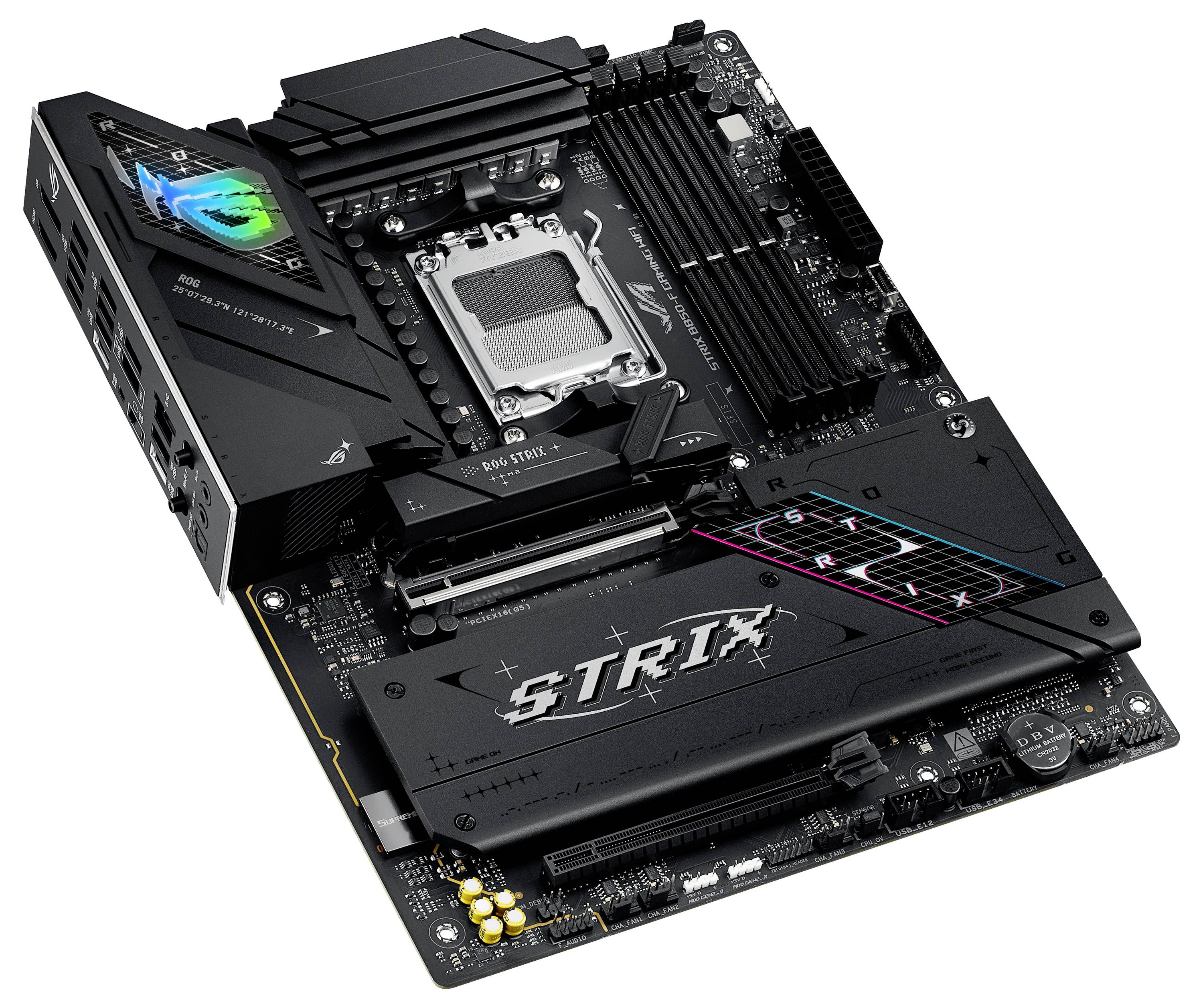 'Moederbord met meerdere PCIe-sleuven en RAM-slots, gemarkeerd met het ROG STRIX-logo.'