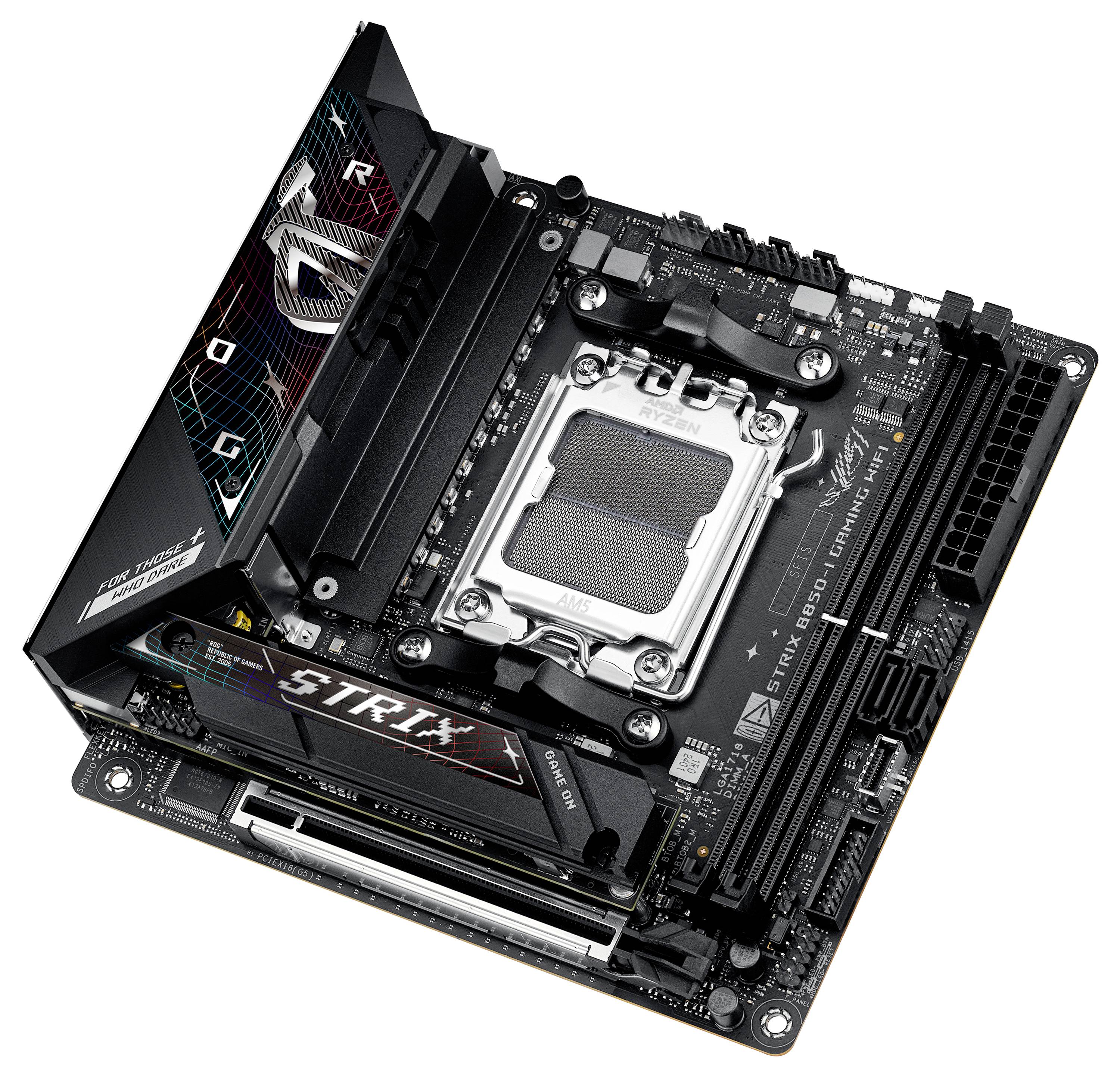 Moederbord met ROG-logo, talrijke aansluitingen en componenten zichtbaar, centrale CPU-socket aanwezig.