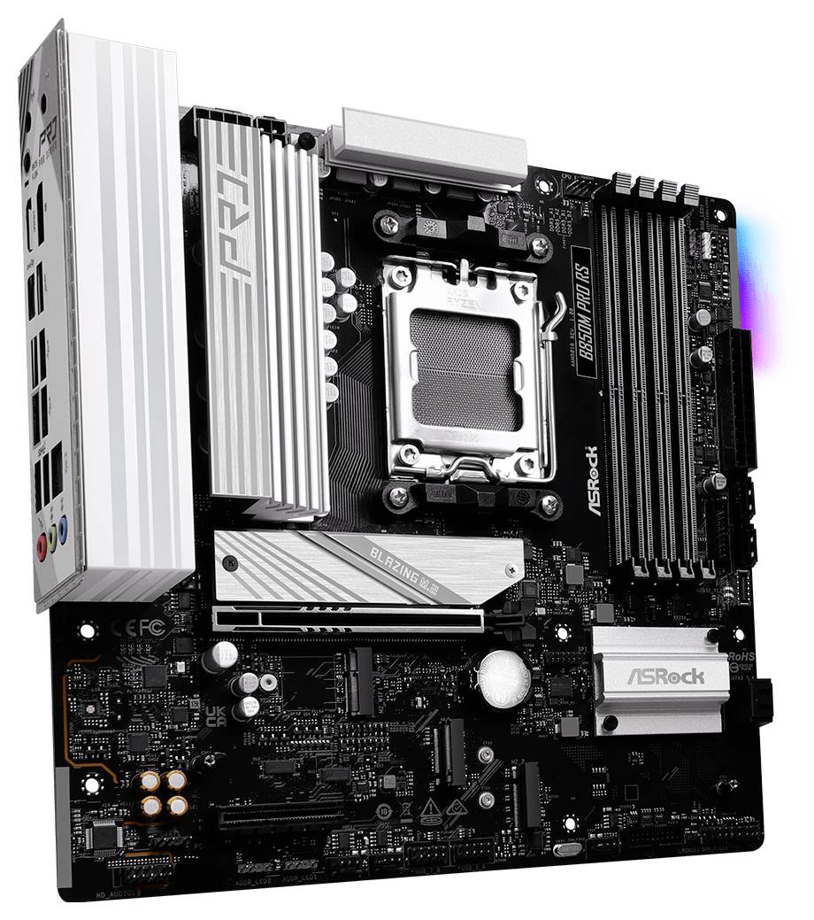 Een computermotherboard in zwart en zilver, met meerdere uitbreidingssleuven, aansluitingen en een opvallende koellichaam.