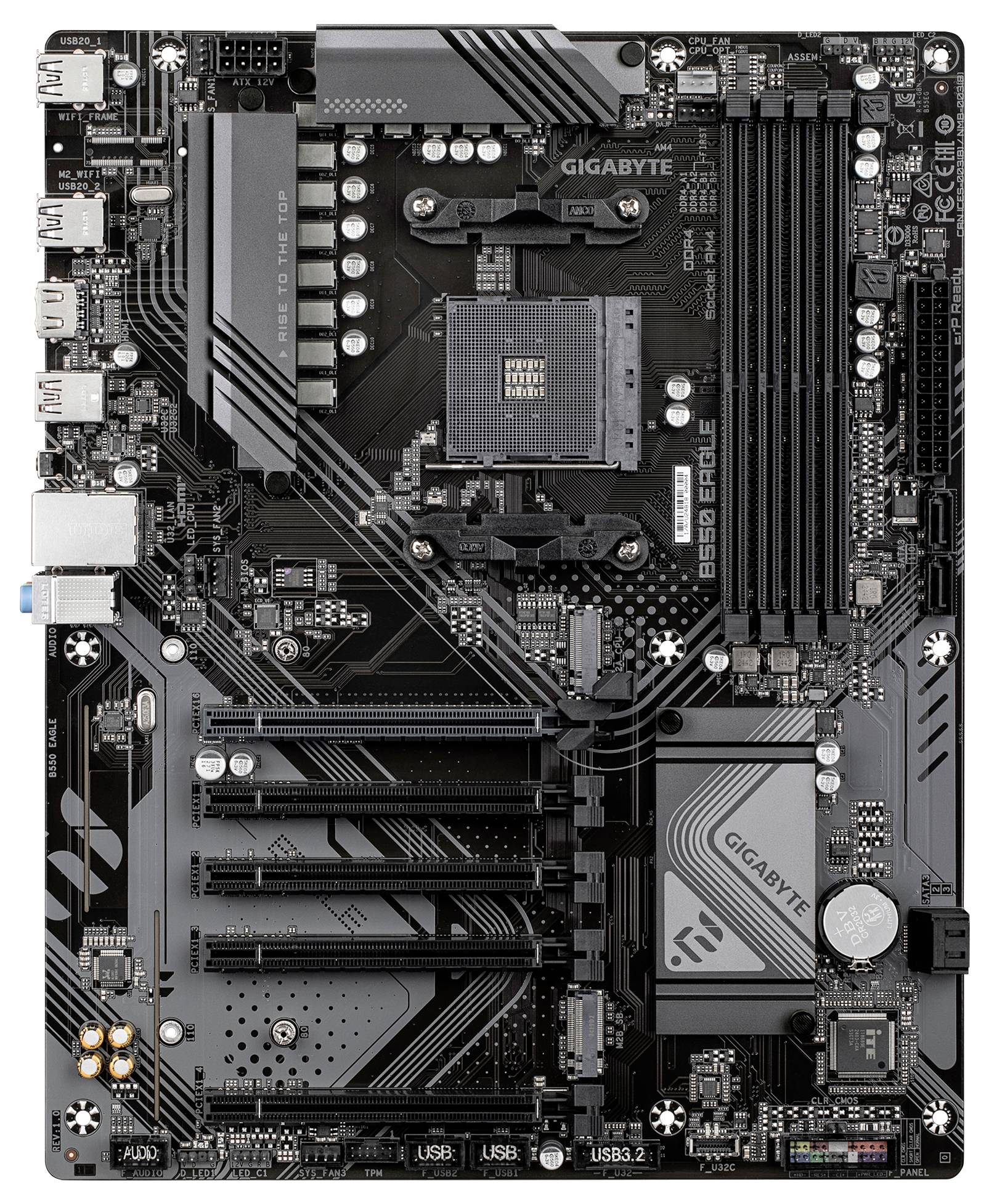 Computermoederbord van bovenaf gezien met verschillende aansluitingen, geheugenssleuven en chips. Merknaam zichtbaar op meerdere componenten.