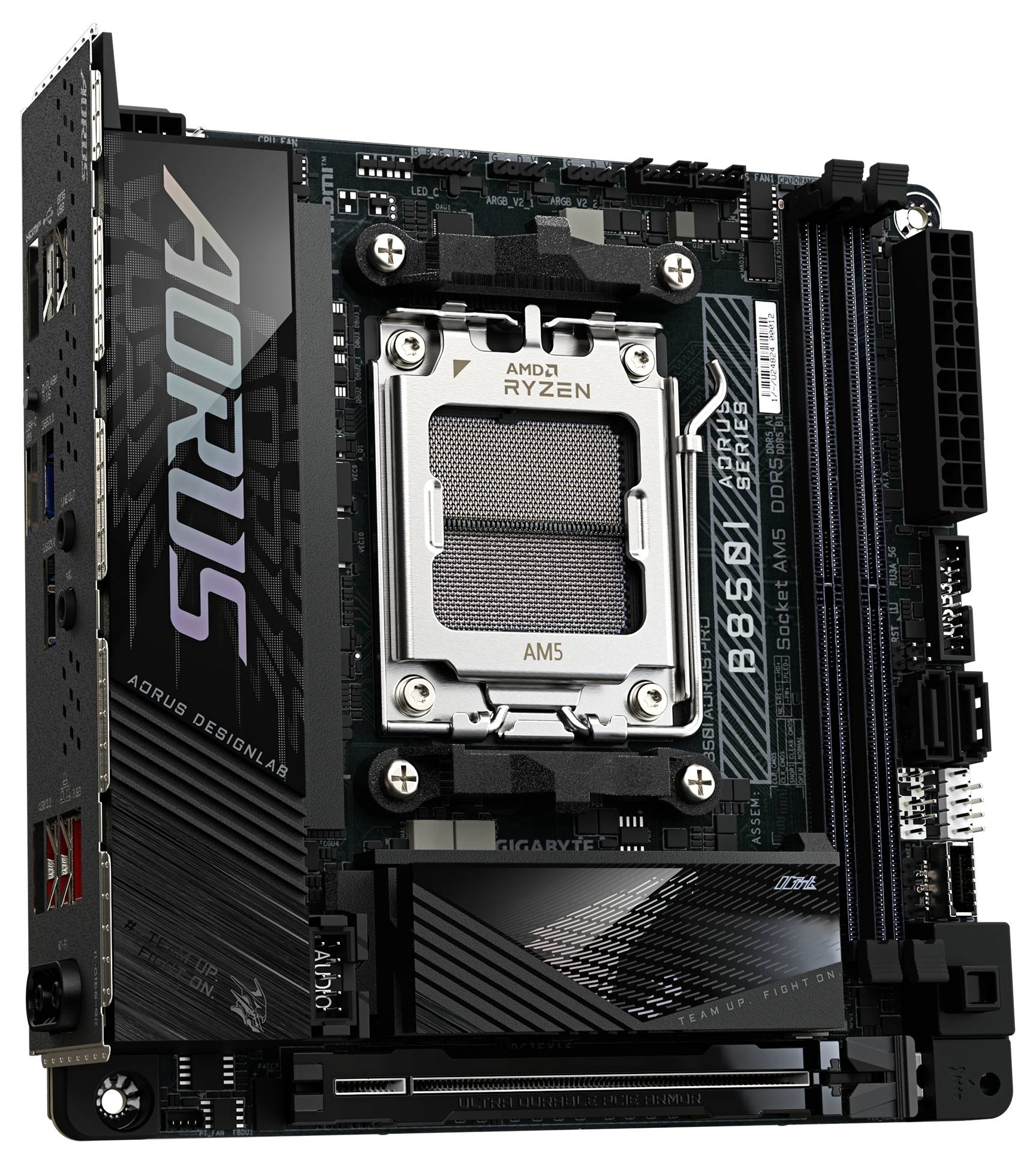 Een computermoederbord met 'AORUS' branding, AM5-socket voor AMD Ryzen-processors, vertoont een compacte, zwart-grijze opbouw.