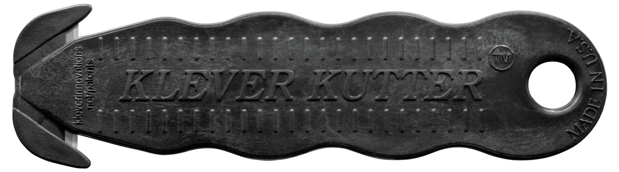 Zwarte veiligheidssnijder met getande lemmet, opschrift 'KLEVER KUTTER', golvende greep en gat voor opberging.