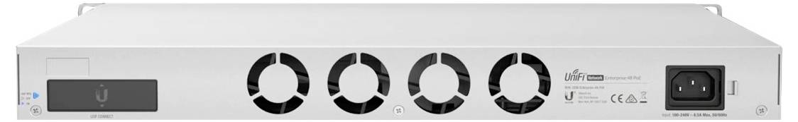 Een zilveren netwerk-switch met ventilatiesleuven en aansluitingen aan de voorkant. Bevat merklogo en technische informatie.