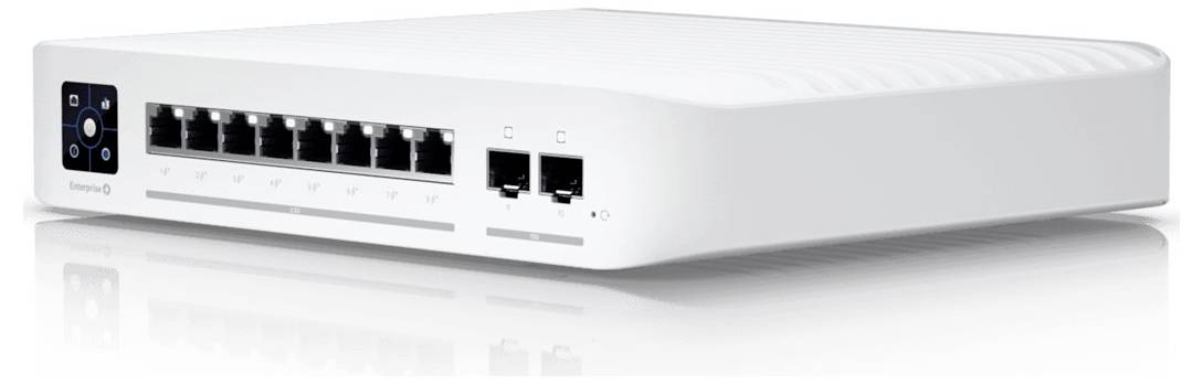 Netwerkapparaat met meerdere Ethernet-poorten op een wit behuizing, geschikt voor het verbinden en beheren van verschillende netwerkkabels.