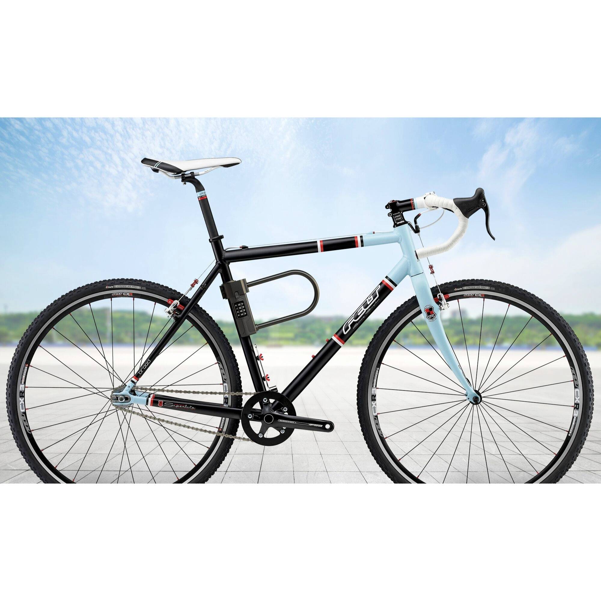 Racefiets met een onscherpe achtergrond. De fiets heeft een zwart-lichtblauwe frame, smalle banden en een racefietsstuur.