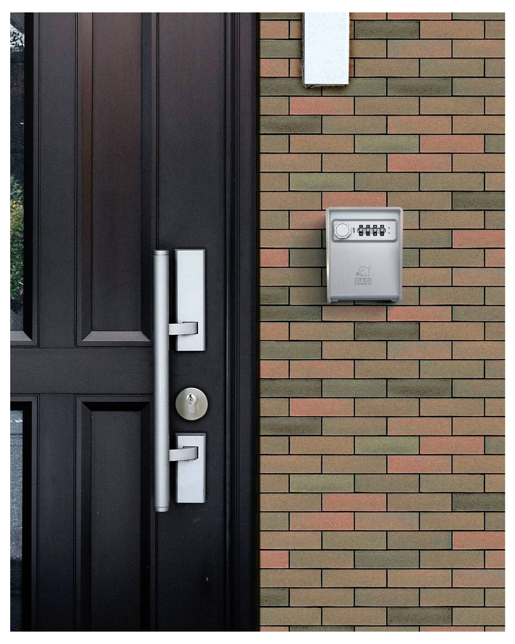 Een zwarte deur met een zilveren greep naast een bakstenen muur met een numerieke toetsenblok-slotdoos, wat duidt op een veilig toegangssysteem.