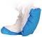 Een persoon draagt witte beschermende kleding met blauwe overschoenen.