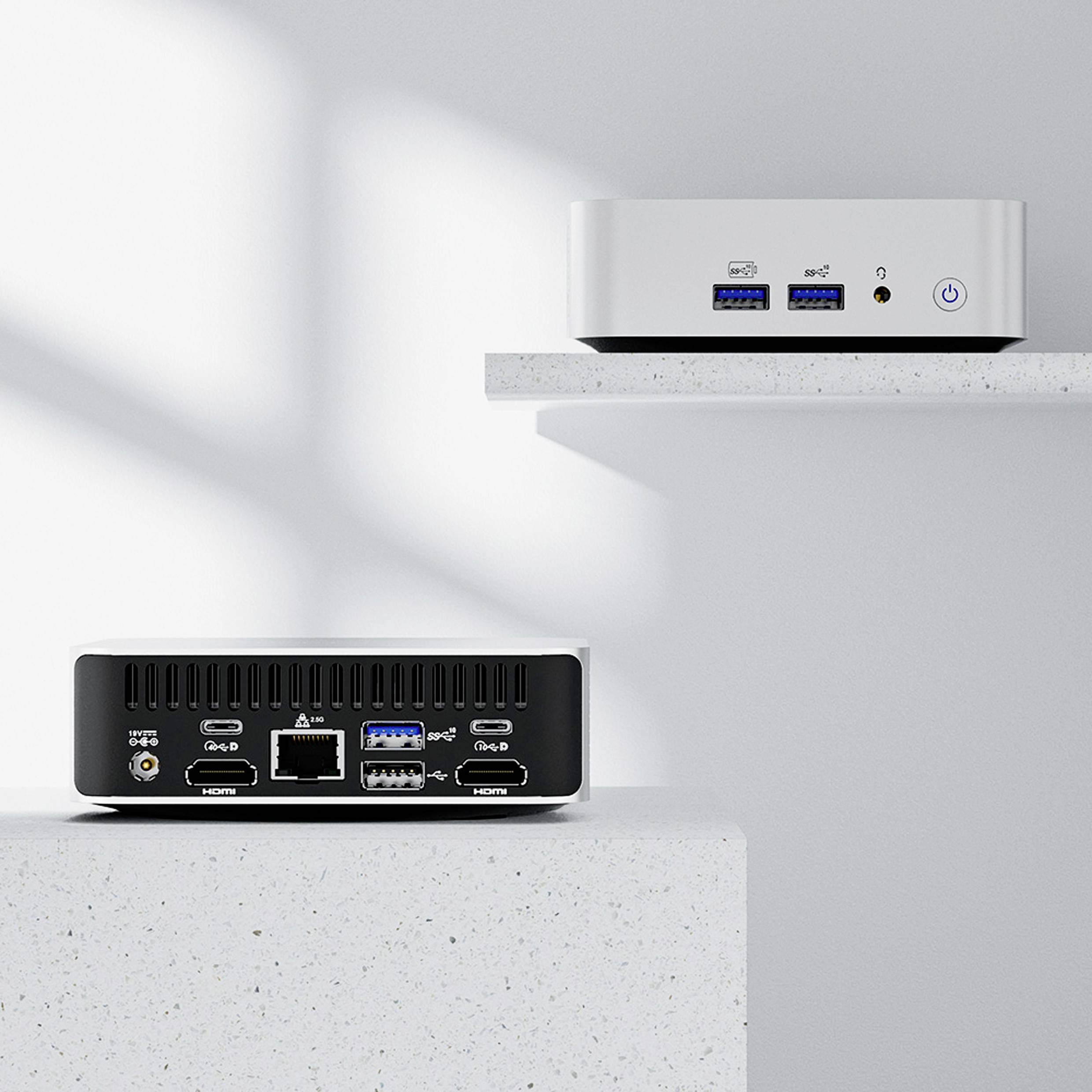Een kleine computer en een router staan op witte planken. De computer heeft USB-poorten, de router toont meerdere netwerkpoorten.