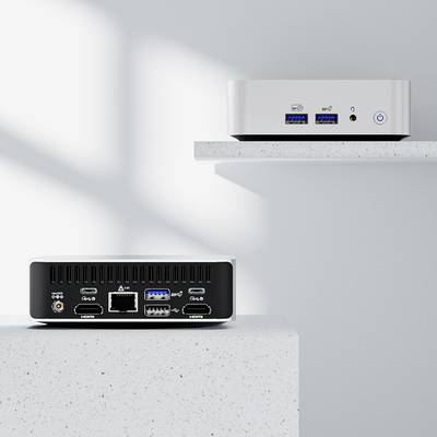 Een kleine computer en een router staan op witte planken. De computer heeft USB-poorten, de router toont meerdere netwerkpoorten.