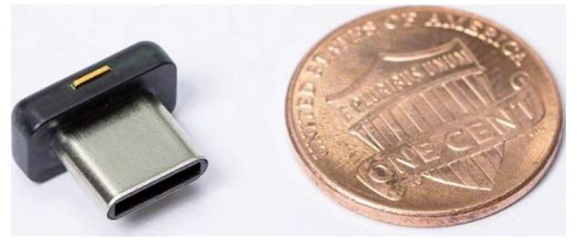 USB-C-stekker naast een eurocent-munt, toont de kleine afmeting van de stekker in vergelijking met de munt.