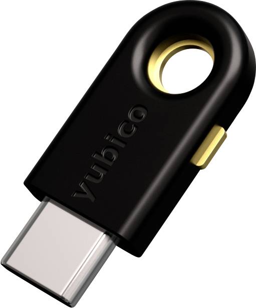 Een zwarte USB-C-beveiligingssleutel met gouden accent en de tekst 'yubico' op de voorkant, die wordt gebruikt voor tweefactor-authenticatie.