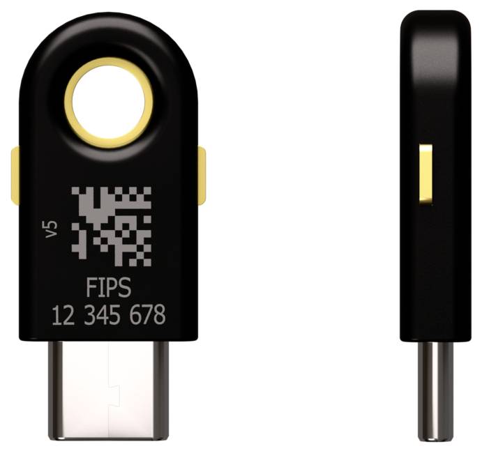 Een zwarte USB-stekker met gele details, vooraanzicht en zijaanzicht. Opdrukken: 'v5', streepjescode, 'FIPS 12 345 678'.