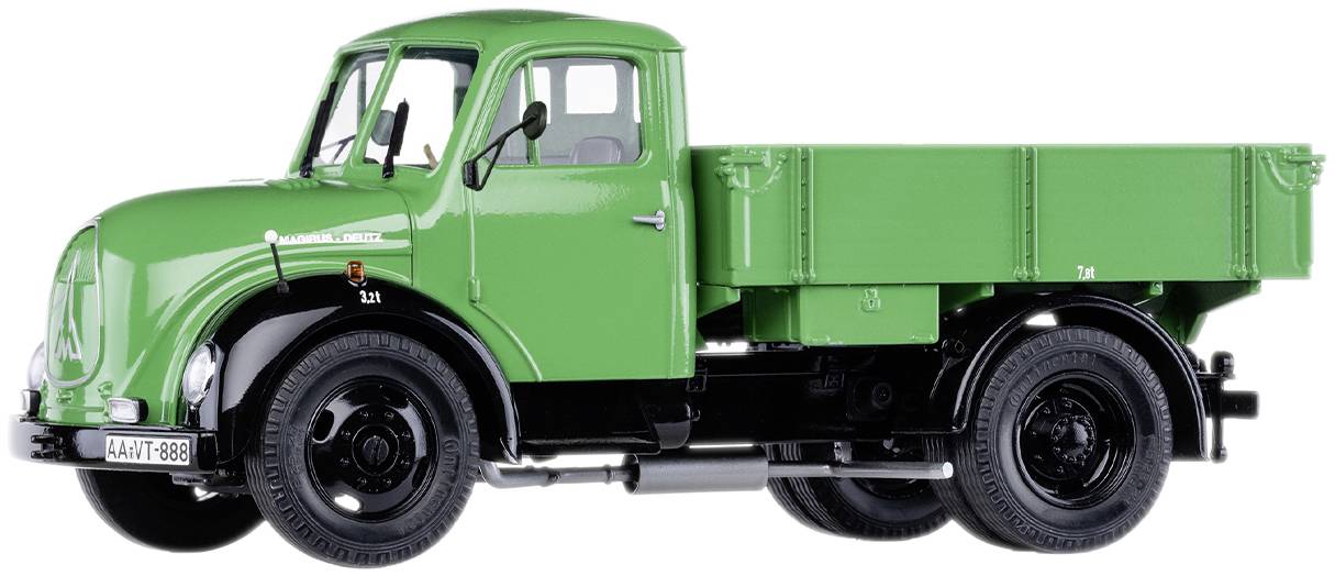 Groene vintage vrachtwagen gezien van opzij. De vrachtwagen heeft een rechthoekige laadruimte en glanzende assen, gefotografeerd voor een witte achtergrond.
