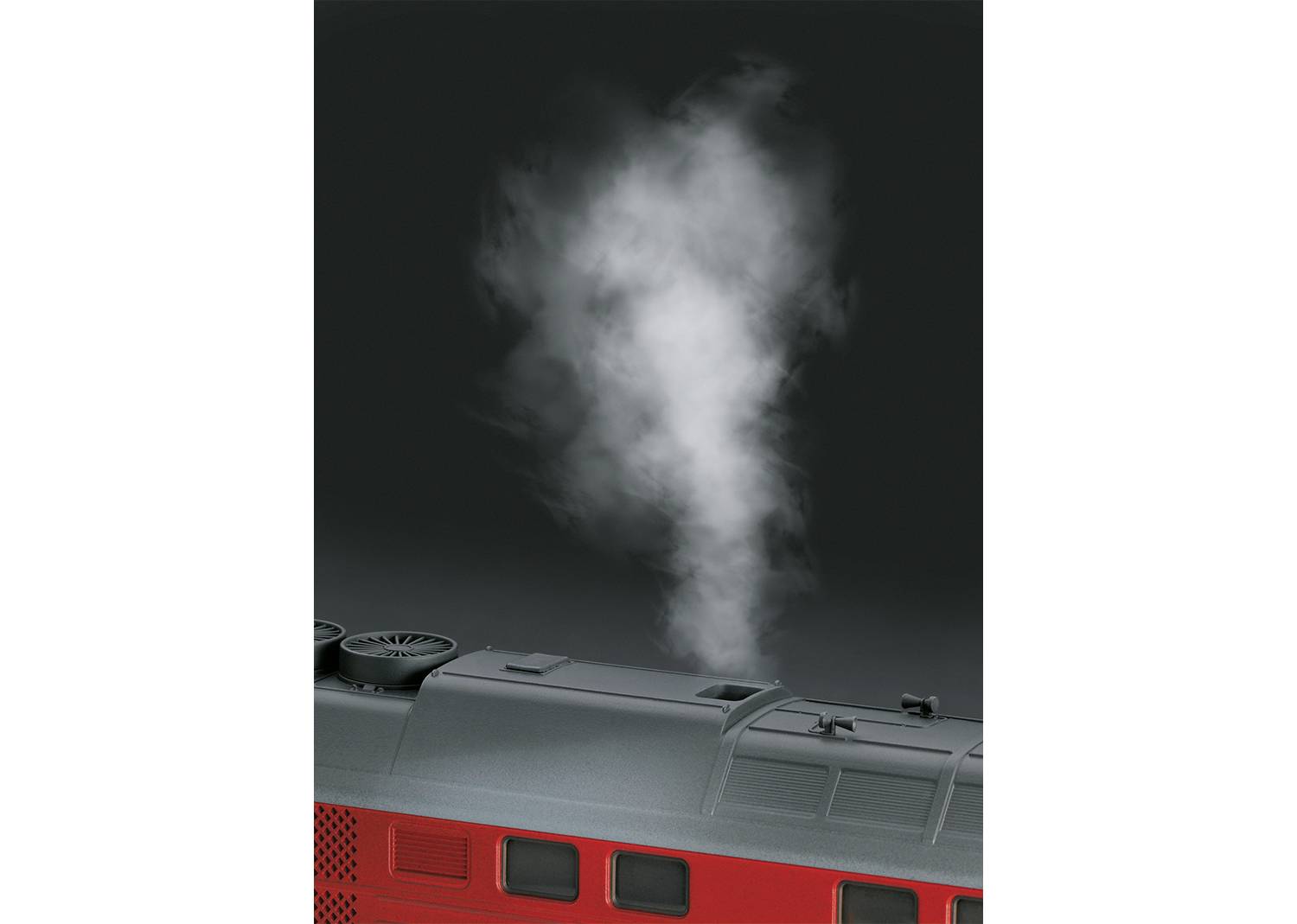Rode trein met stoomuitstoot uit het dak, tegen een zwarte achtergrond.