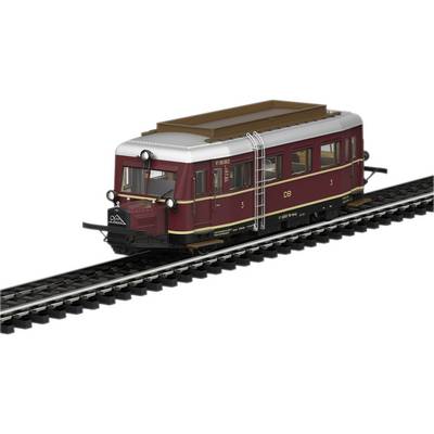 Een model van een rode spoorbus van de DB op een spoorrails, met gedetailleerde uitrusting en aanduiding.