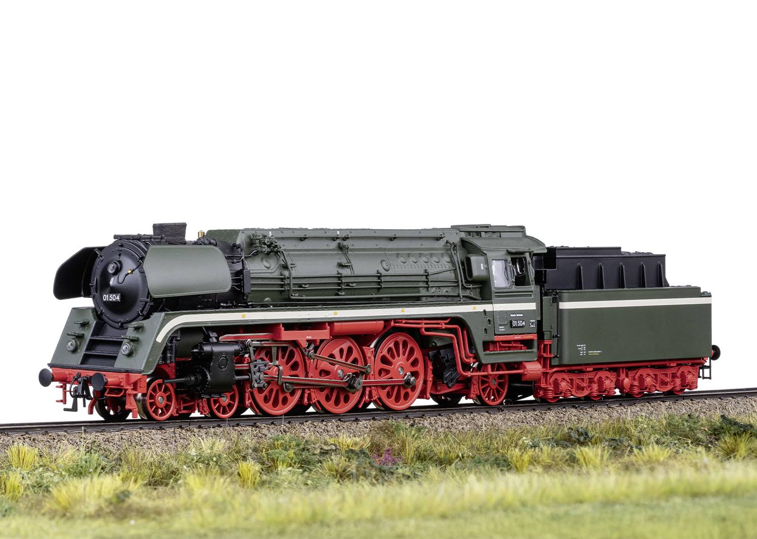 Groene stoomlocomotief met rode wielen op het spoor, gezien van opzij; toont gedetailleerde constructie en historische vormgeving.