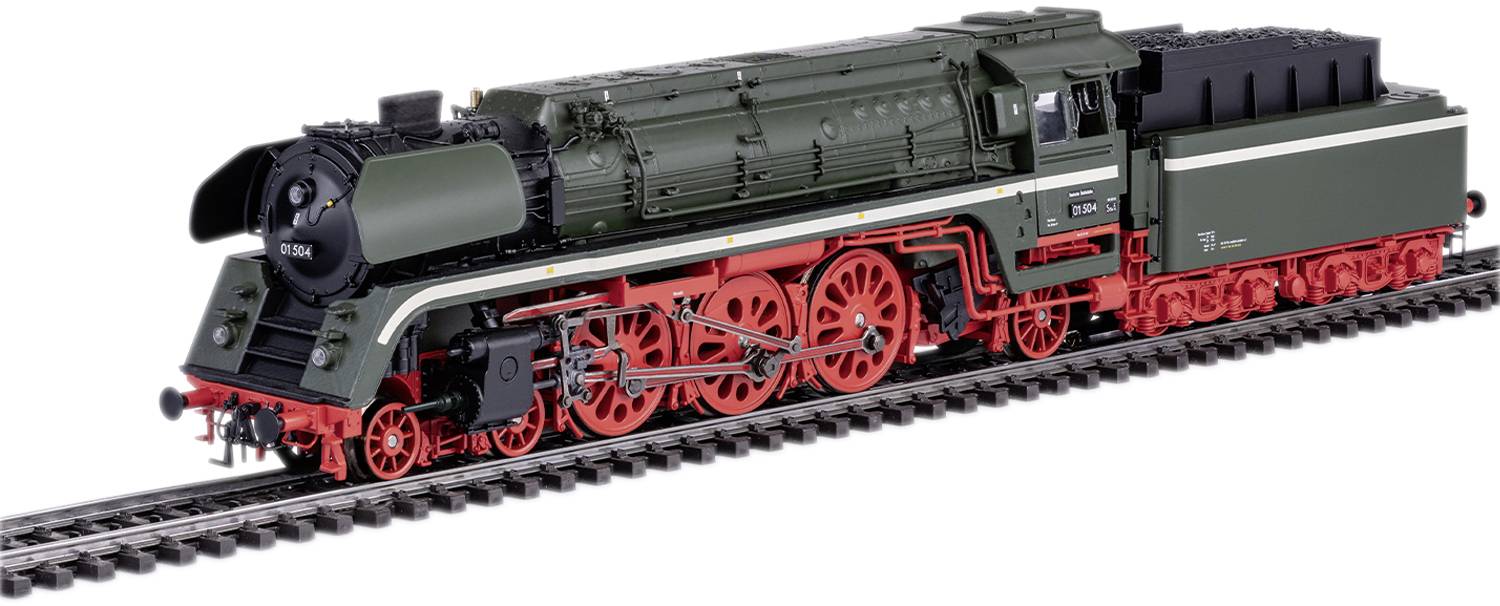Een groene stoomlocomotief met rode wielen en zwarte details op een modelspoorbaan, gezien van opzij.