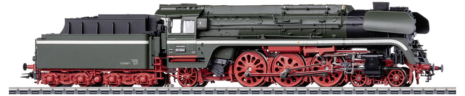 Een model van een oude stoomlocomotief in zwart en rood, staand op een rails, met gedetailleerd onderstel en schoorsteen.