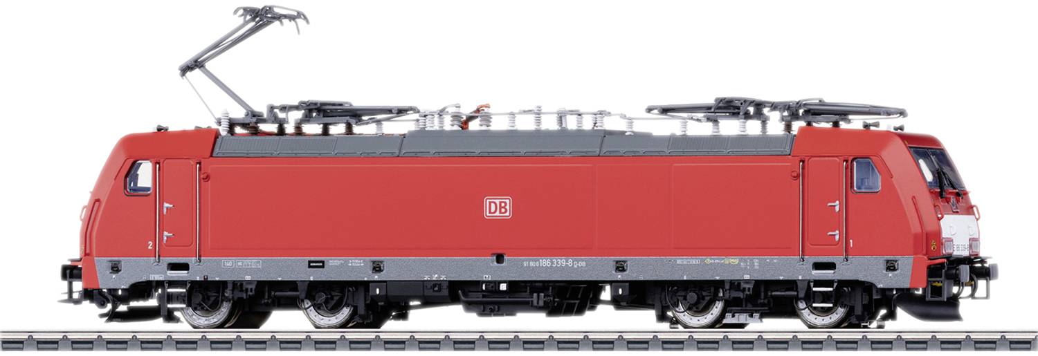 Een rode goederentrein van Deutsche Bahn met herkenbare stroomafnemers op een spoor.