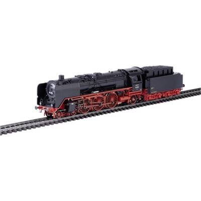 Zwarte stoomlocomotief met rode wielen op een spoor. Ze heeft een opvallende schoorsteen en is gedetailleerd nagebouwd.