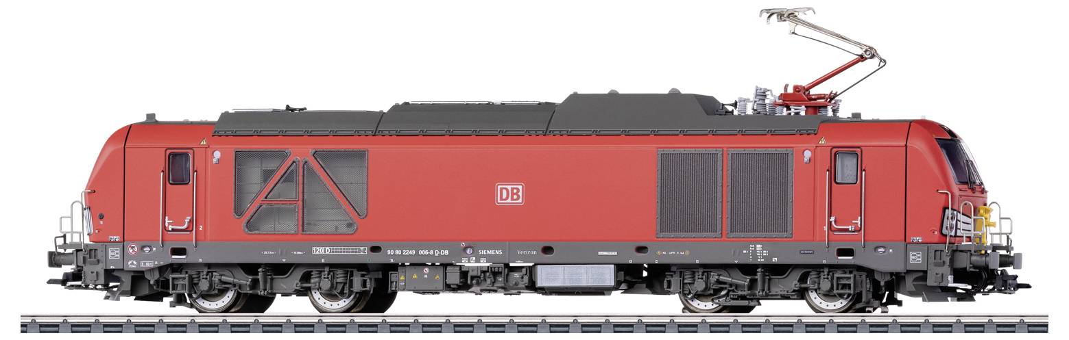 Rode elektrische locomotief van Deutsche Bahn op het spoor, zijaanzicht, met bovenop de stroomafnemer.