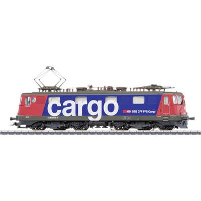 Een locomotief van SBB CFF FFS Cargo staat op een spoorsectie. Hij is blauw-rood met de grote tekst 'cargo' aan de zijkant.