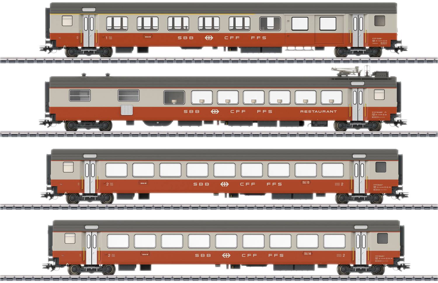 Vier verschillende historische spoorwegrijtuigen in rood-grijze kleur op de rails, waaronder een restauratiewagen.
