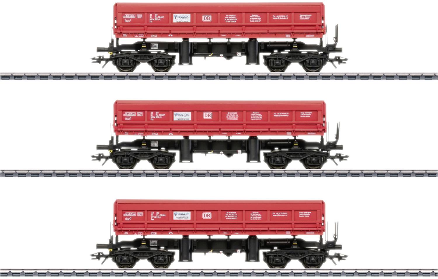 'Drie rode goederenwagons van Deutsche Bahn op een rij op de sporen, langs de zijkant afgebeeld, tonen logo's en technische details.'