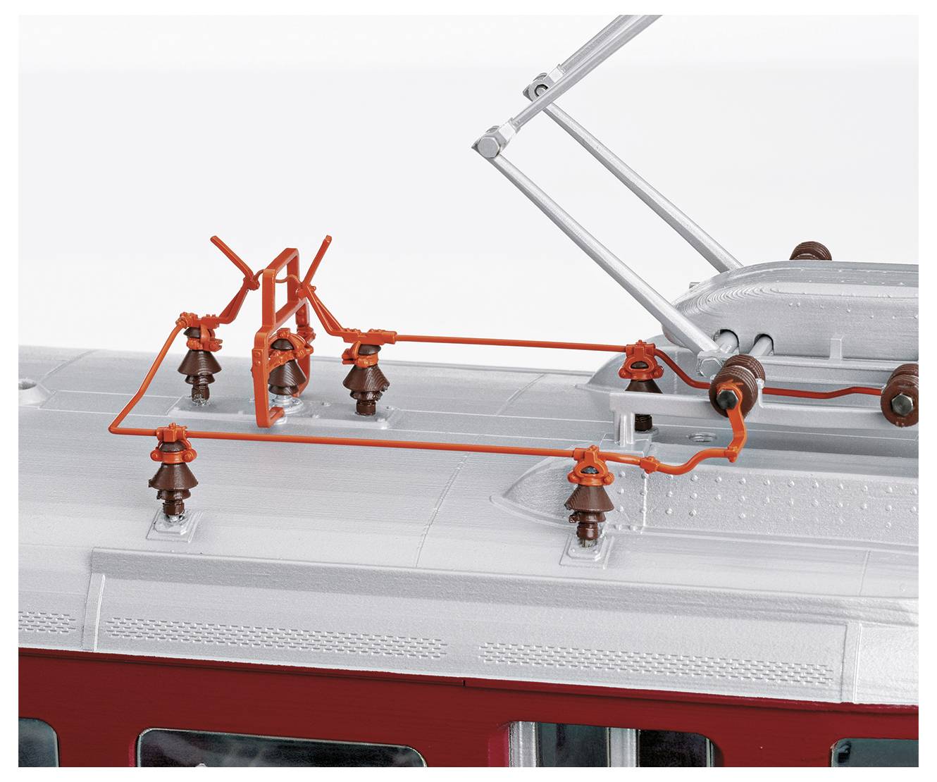 Een model van een treinendak met een oranje elektrische stroomafnemer, die wordt gebruikt voor de stroomvoorziening van treinen.