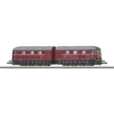 Rood model van een treinlocomotief met twee wagons op rails, waarschijnlijk een locomotief, met gedetailleerde ramen en opschriften.